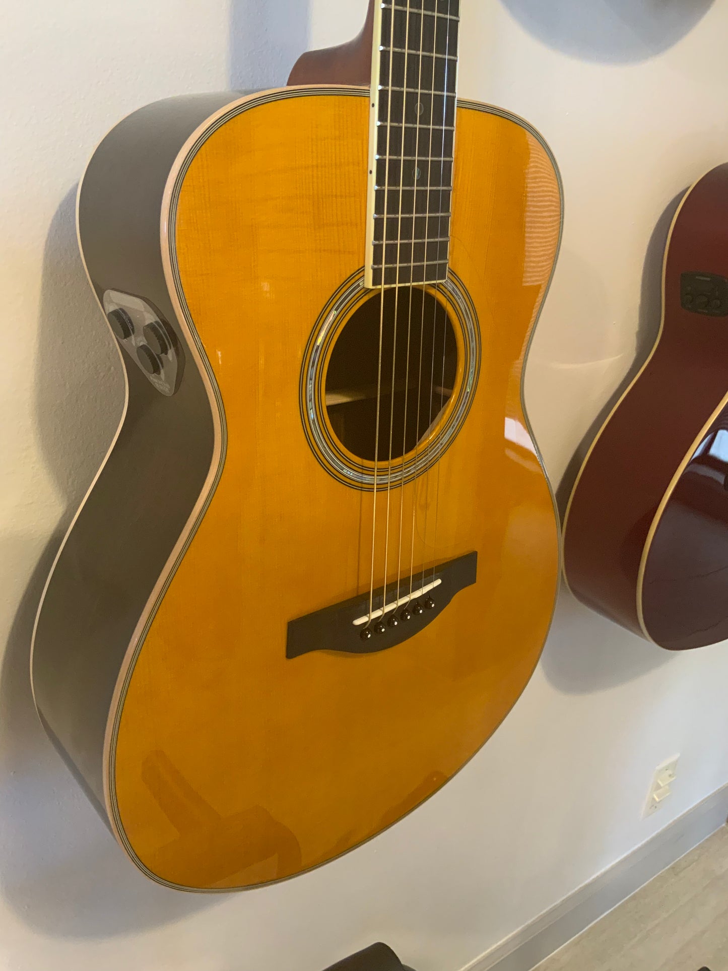 Yamaha LS-TA TransAcoustic Guitar (used-near mint)