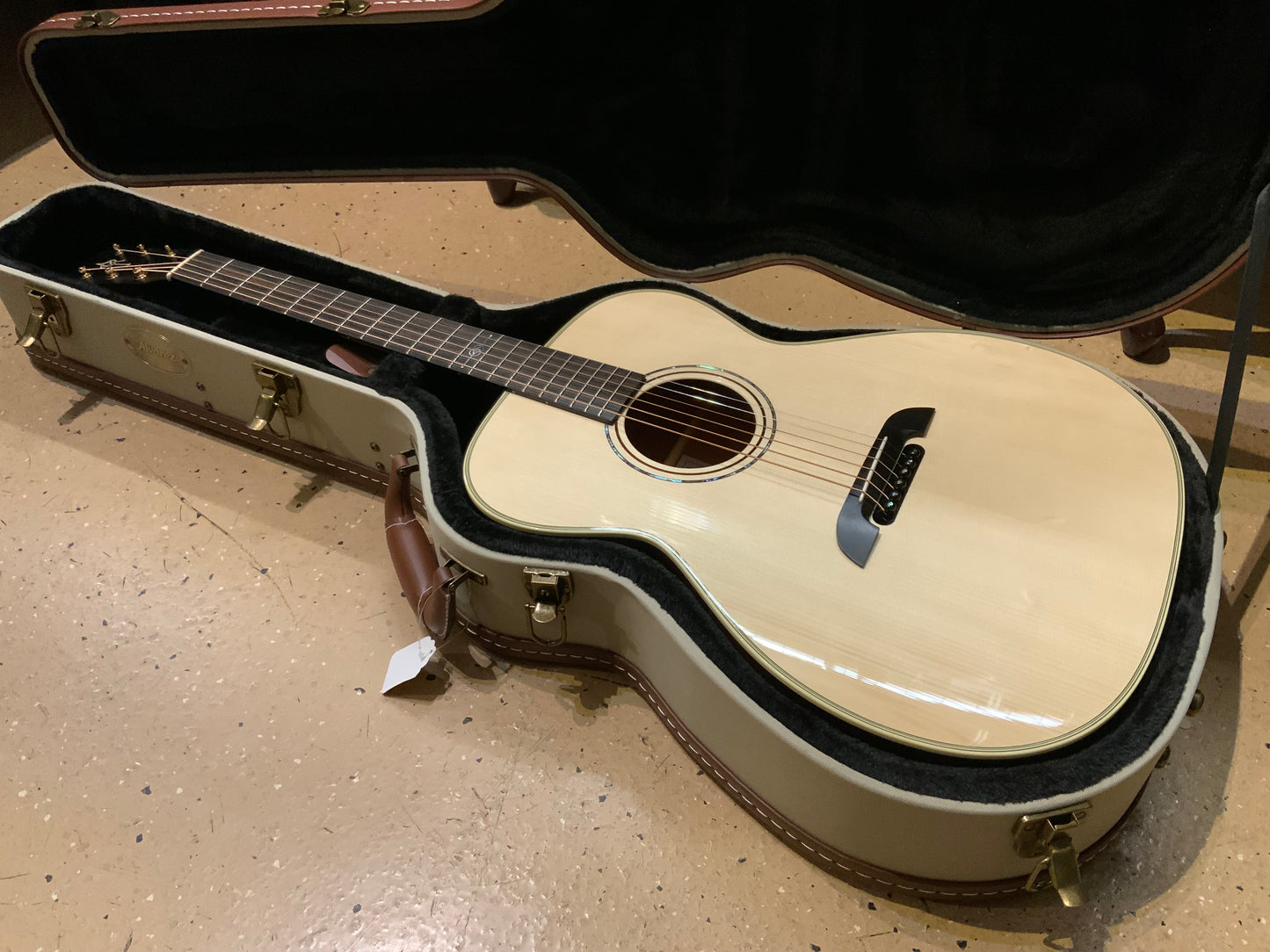 Alvarez Yairi FYM60HD Honduran Folk/OM Acoustic Guitar with case