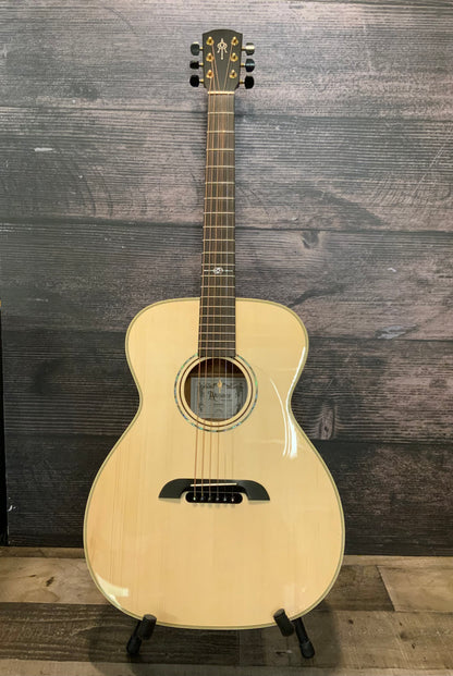 Alvarez Yairi FYM60HD Honduran Folk/OM Acoustic Guitar with case