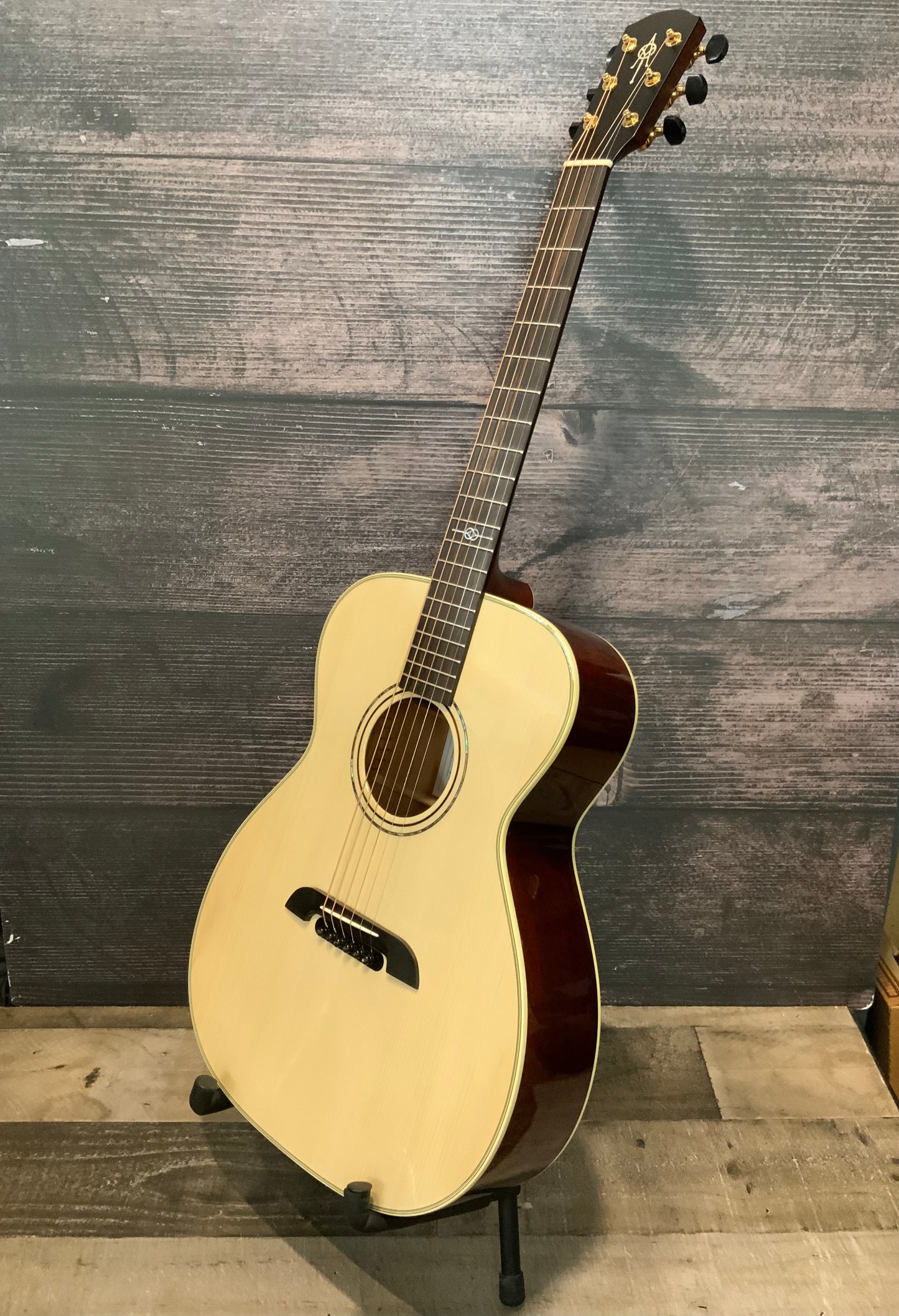 Alvarez Yairi FYM60HD Honduran Folk/OM Acoustic Guitar with case