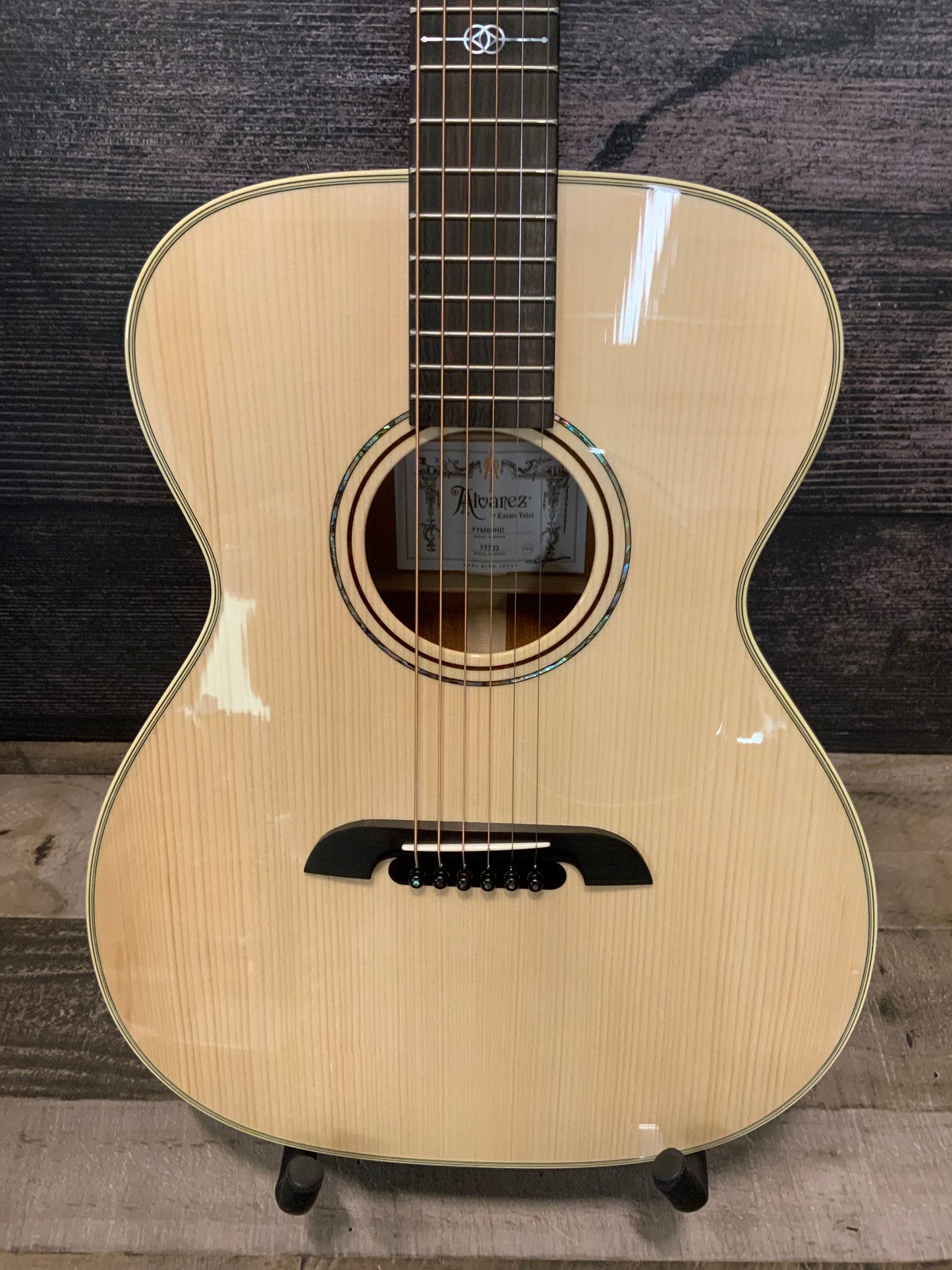 Alvarez Yairi FYM60HD Honduran Folk/OM Acoustic Guitar with case