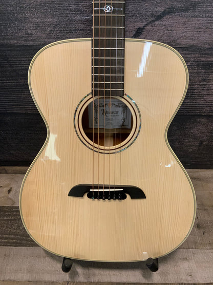 Alvarez Yairi FYM60HD Honduran Folk/OM Acoustic Guitar with case