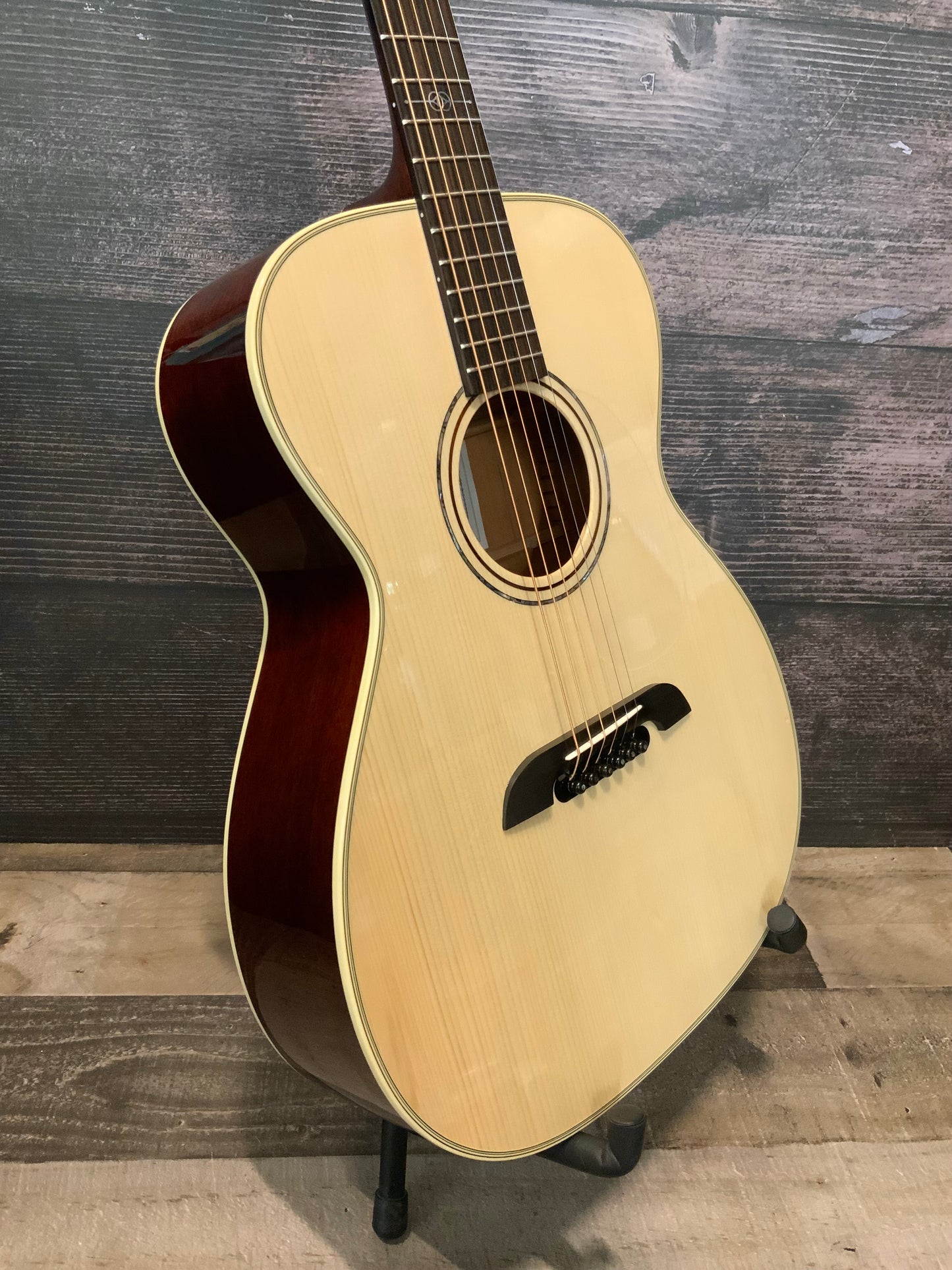 Alvarez Yairi FYM60HD Honduran Folk/OM Acoustic Guitar with case