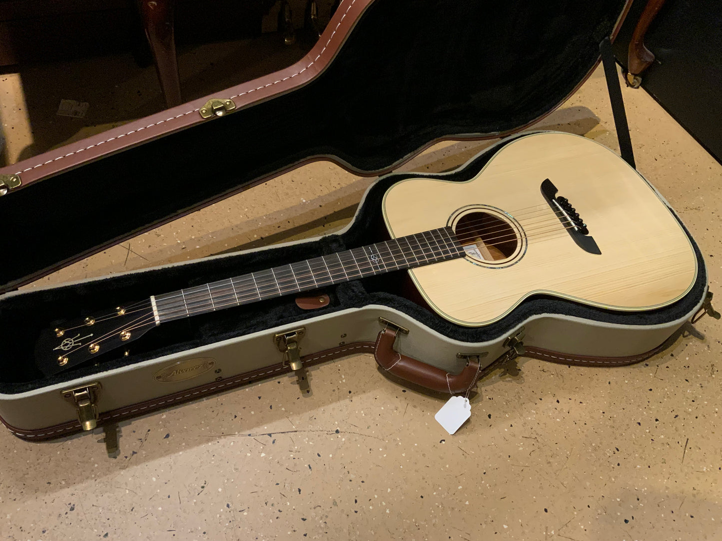Alvarez Yairi FYM60HD Honduran Folk/OM Acoustic Guitar with case