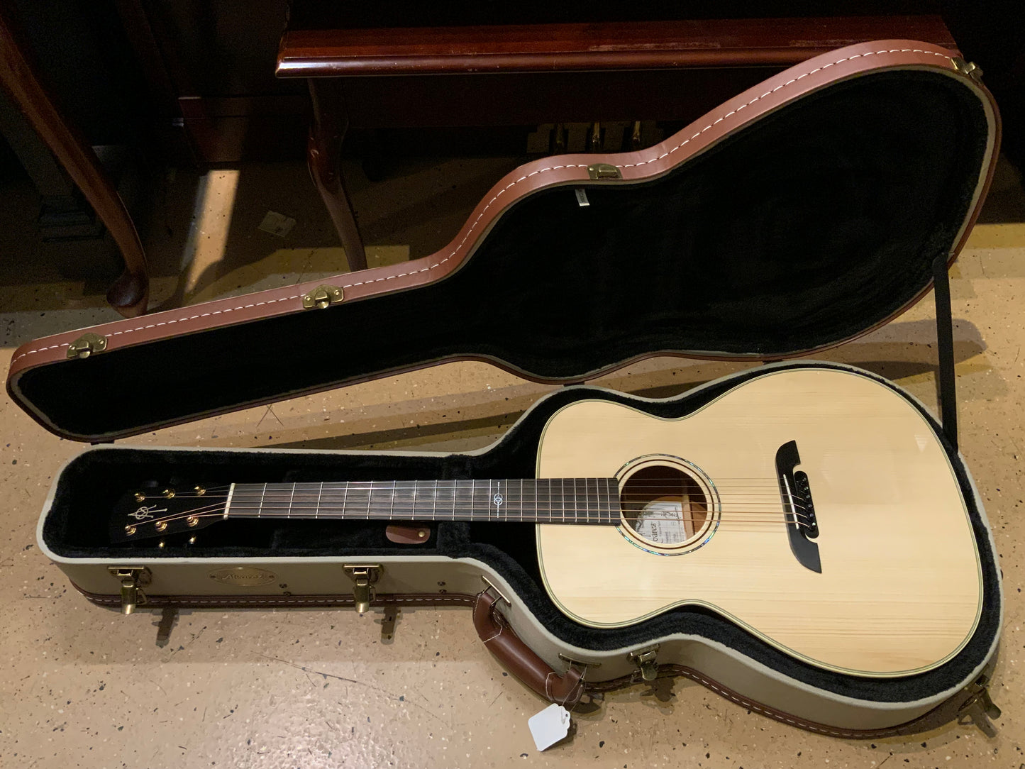 Alvarez Yairi FYM60HD Honduran Folk/OM Acoustic Guitar with case