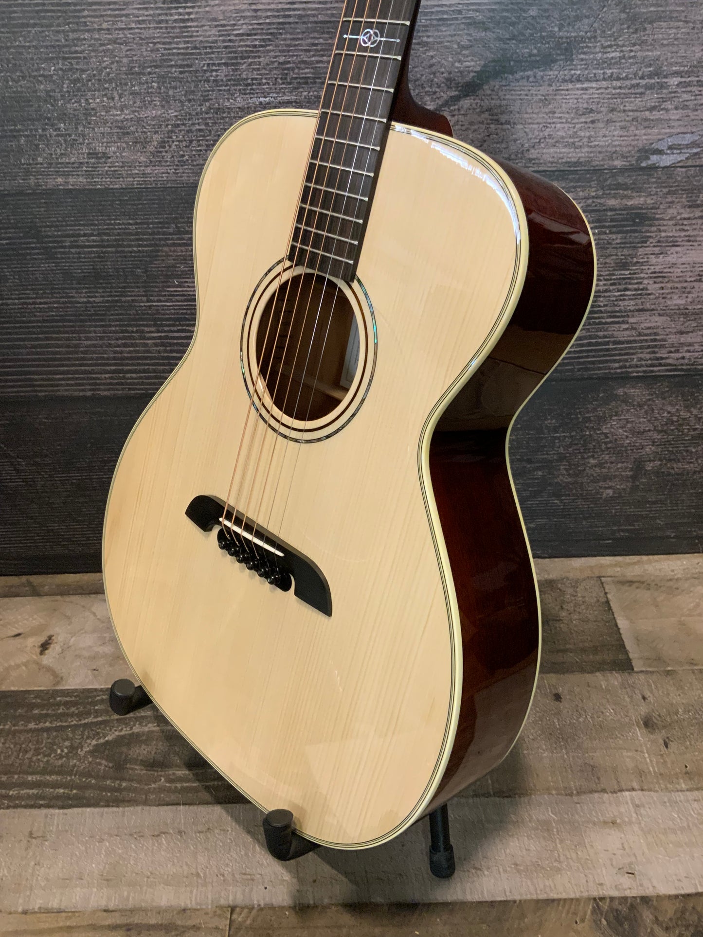 Alvarez Yairi FYM60HD Honduran Folk/OM Acoustic Guitar with case