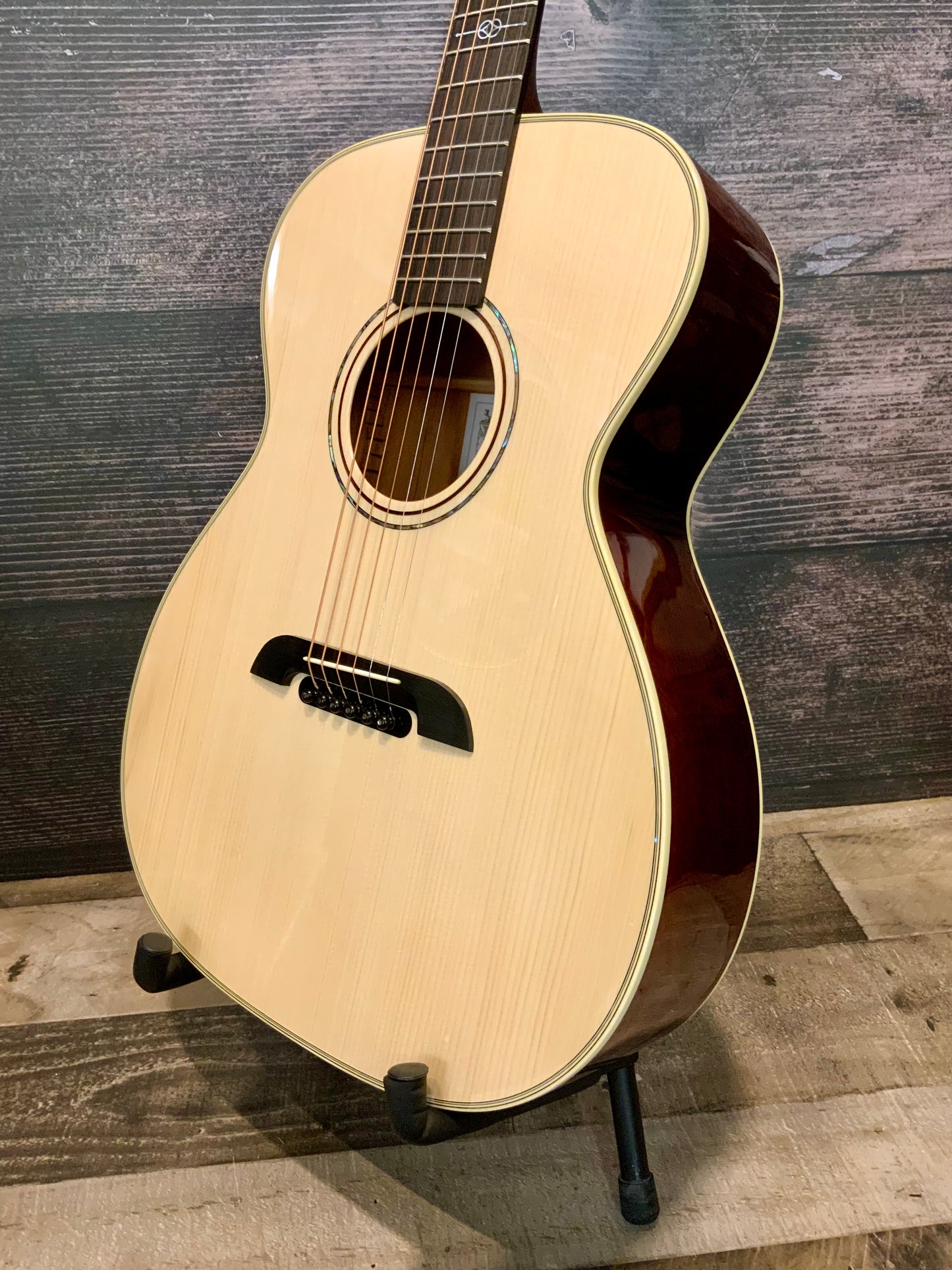 Alvarez Yairi FYM60HD Honduran Folk/OM Acoustic Guitar with case