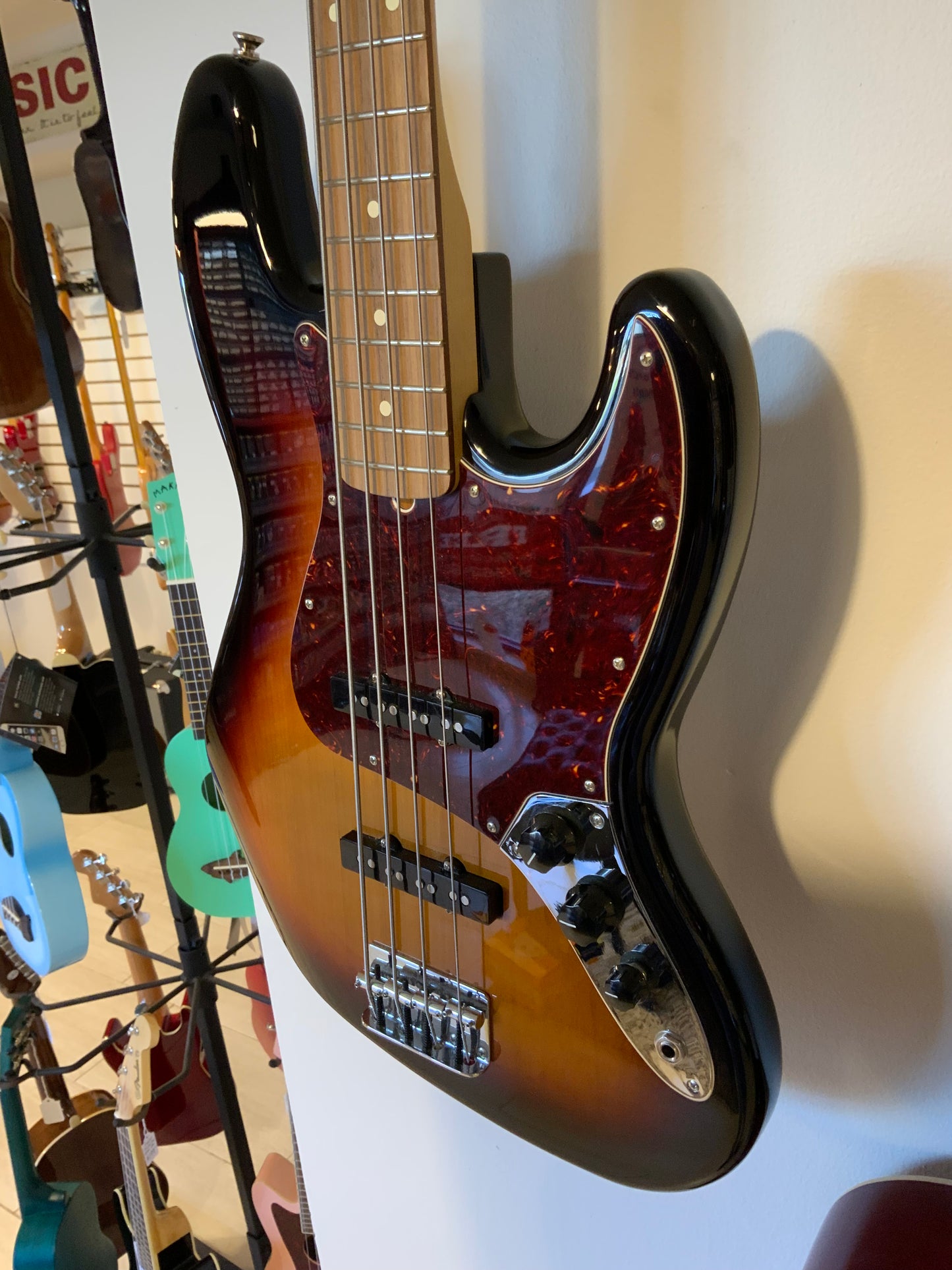 Fender Jazz Bass (used-near mint)