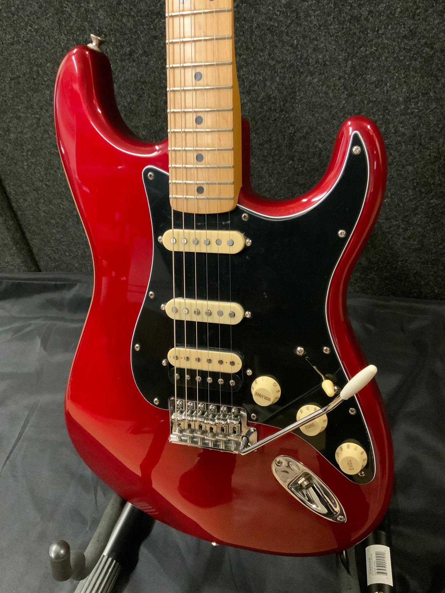 Fender Player Stratocaster HSS Candy Apple Red (used-excellent condition)
